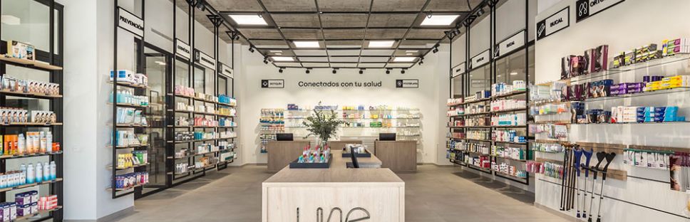 Proyecto UNE Farmacia. Originalidad e innovación en arquitectura comercial