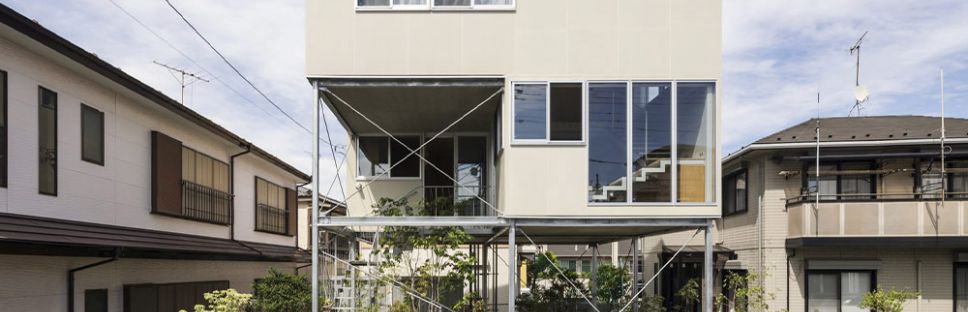Blank Garden: una casa elevada sobre el paisaje de Tokio