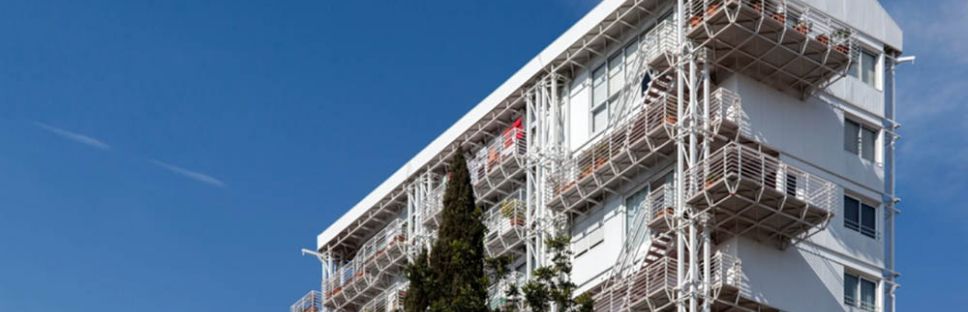 Residencial con aspecto industrial, viviendas en Coll de Portell Residencial con aspecto industrial, viviendas en Coll de Portell