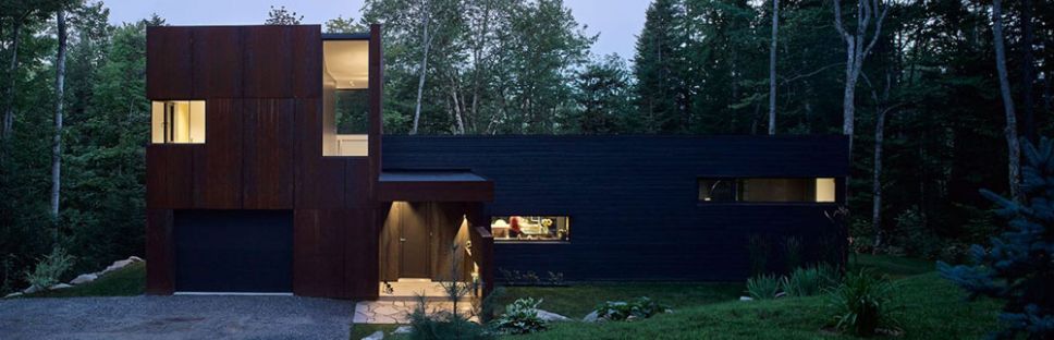 Acero corten, madera carbonizada y naturaleza. Arquitectura canadiense
