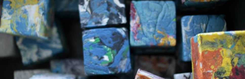 Arquitectura y diseño urbano con bloques de plástico reciclado. 