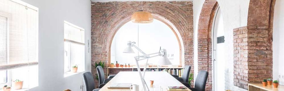 Transformación de un antiguo almacén en estudio, por Estudi NUA