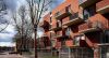 Brickworks, 23 viviendas sociales y centro comunitario en Holly Park Estate, Londres, de Brady Mallalieu Architects.