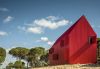 Casa roja, en Portugal, por el arquitecto Luís Rebelo de Andrade